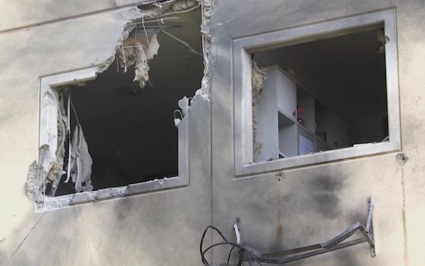 Nhà cửa người dân Israel hư hại do loạt rocket dữ dội phóng từ Gaza sang